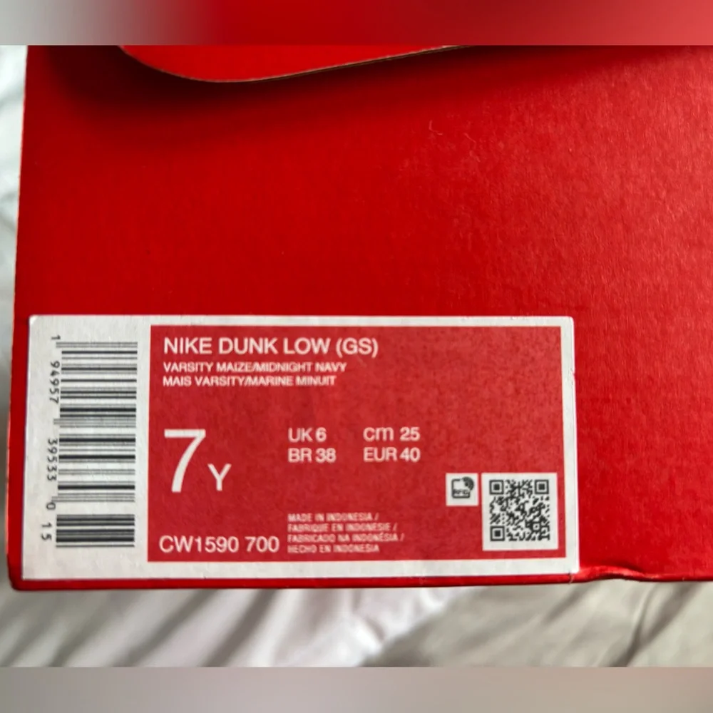 Nike Dunk Low (GS) - Size 7Y, varsity maize/ midnight navy - Picture 6 of 6